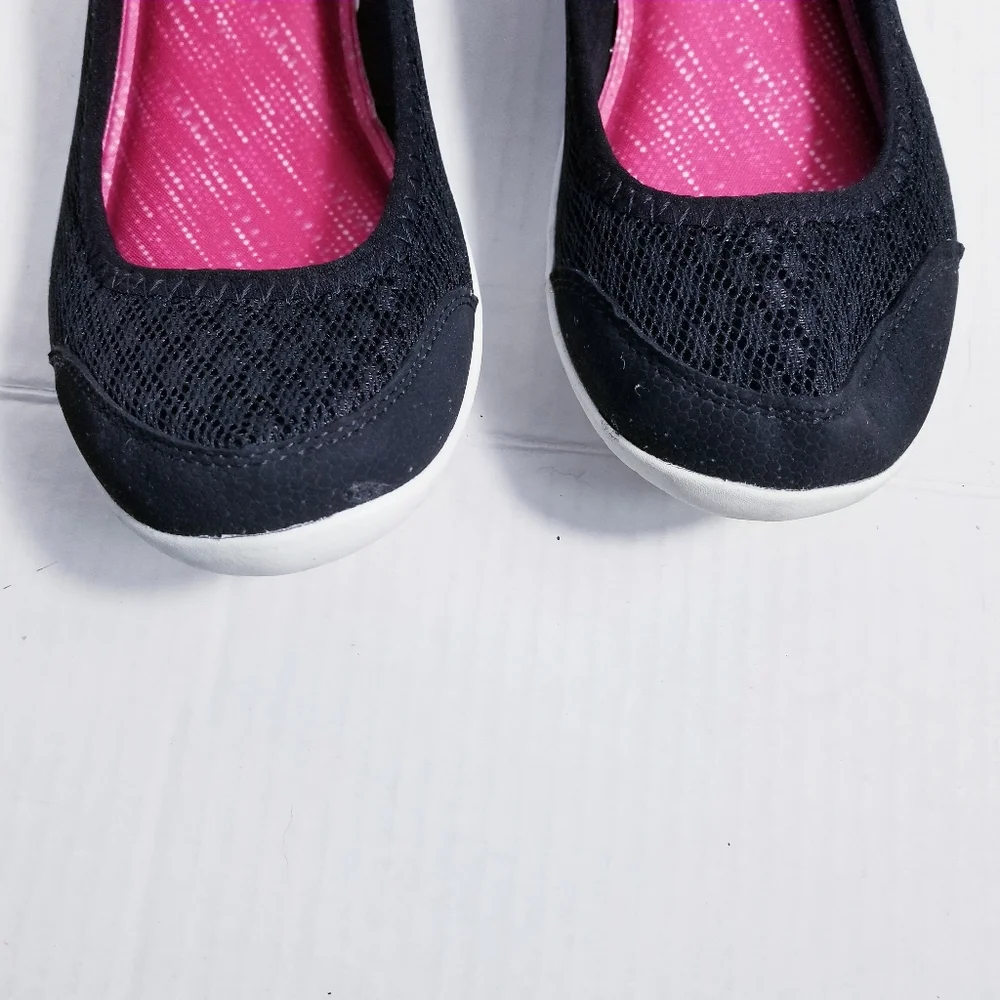 ATHLETIC WORKS SLIP ON BLACK AND WHITE SHOES SIZE 6.5